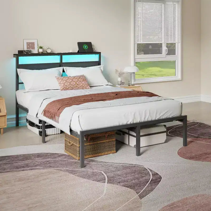 Cadre de lit plateforme moderne en métal pleine grandeur avec tête de lit de rangement, lumières LED RVB, station de charge, ports USB, pas besoin de sommier, sans bruit, lit noir