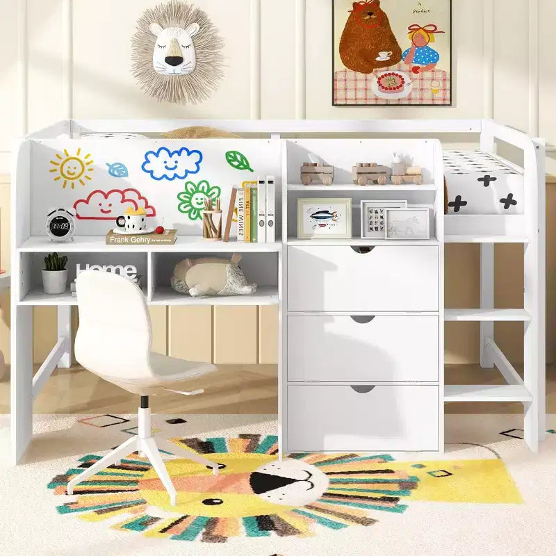 Lit mezzanine bas pleine grandeur avec bureau intégré, armoires de rangement et bibliothèque ouverte, tableau blanc pour graffitis, lit mezzanine bas pleine grandeur blanc avec bureau intégré