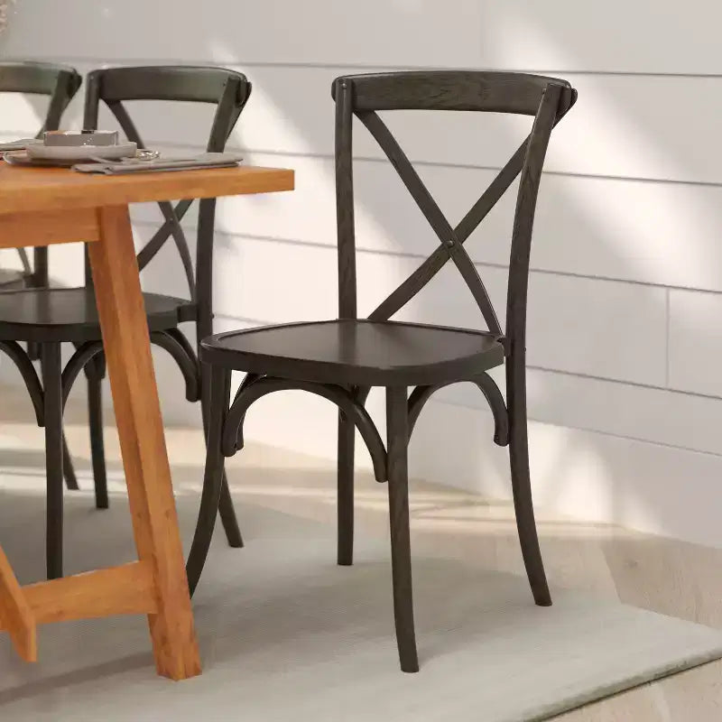 Chaise de bistrot en bois empilable à dossier croisé